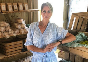 Lisa Hogan Age, Wikipedia, Height, Husband, Boyfriend, Family